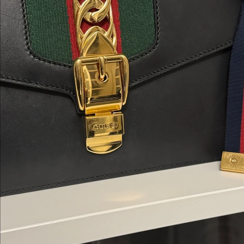 Gucci Sylvie Medium Black and Green Shoulder Bag with bow detail - Picture 3 of 9